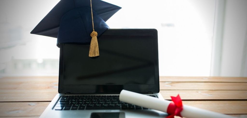 Diplomas universitários são desvalorizados