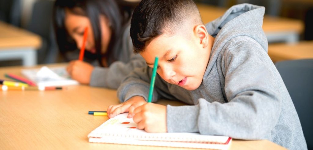 Resposta que ocorre em um menino de 8 anos em um exame