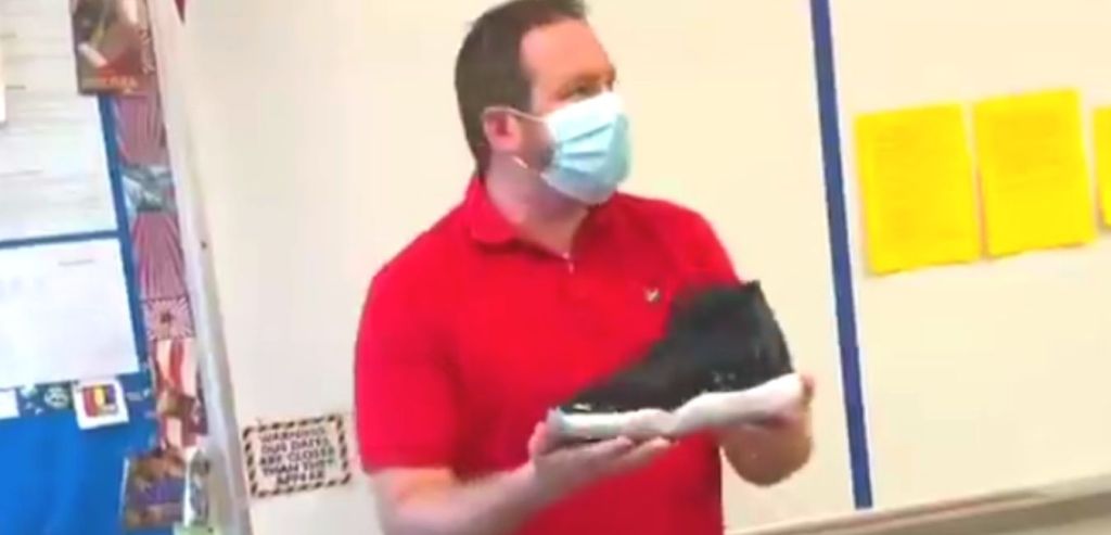 Alunos SURPREENDEM seu PROFESSOR com sapatos