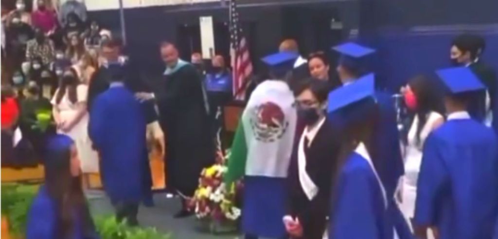 Diploma negado a estudante por usar a bandeira do México 