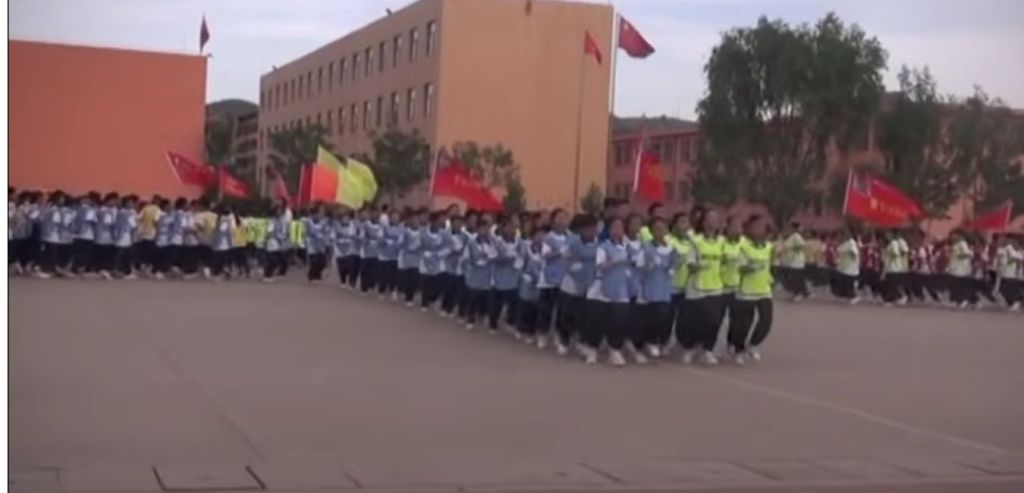 Ex-polícia chinesa ensina educação física AS KOBRA KAI 
