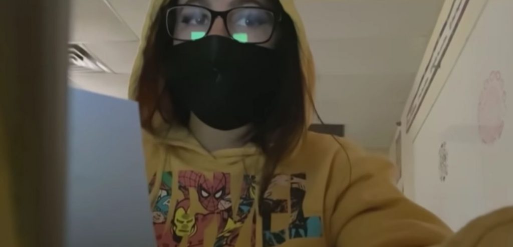 Mulher FINGINDO ser sua FILHA na ESCOLA