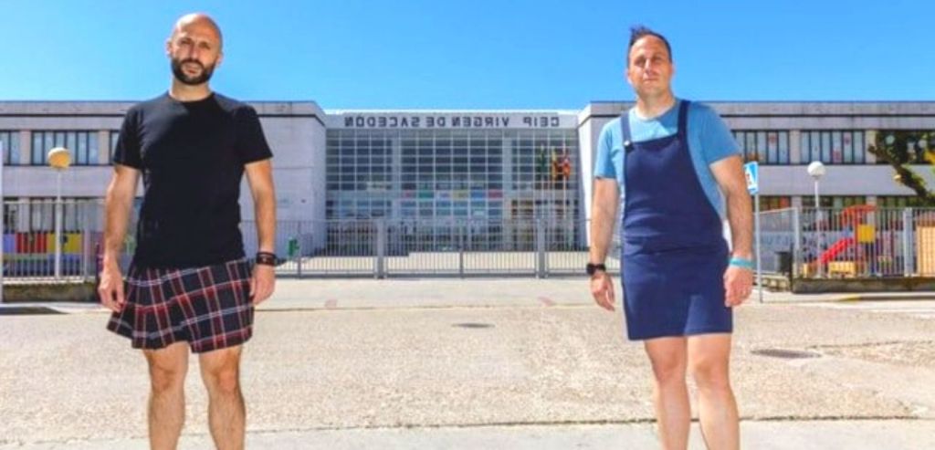 Professores do sexo masculino ensinam com SKIRT