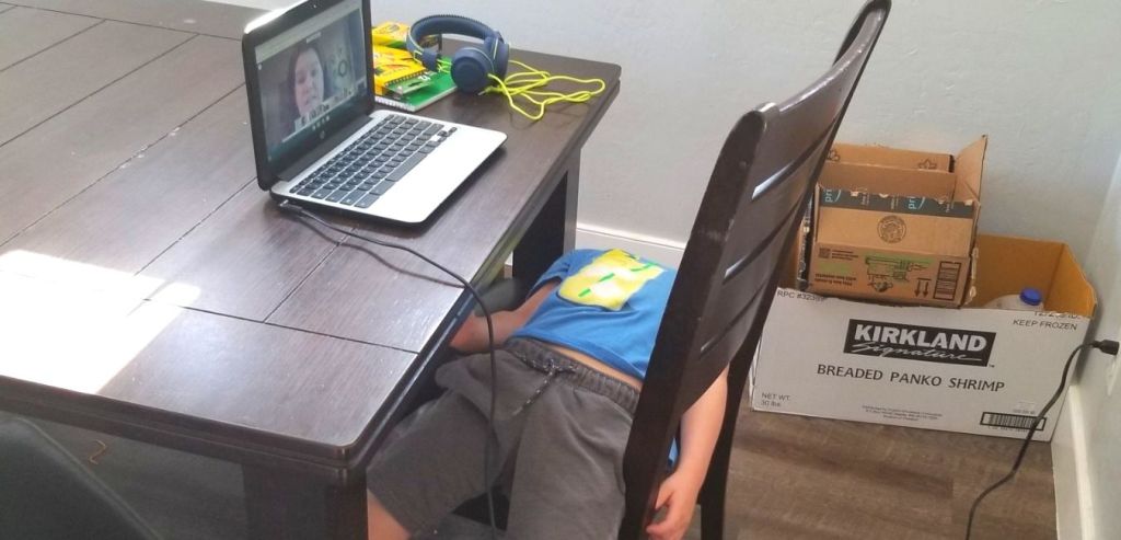 Mãe mostra o filho depois das aulas online