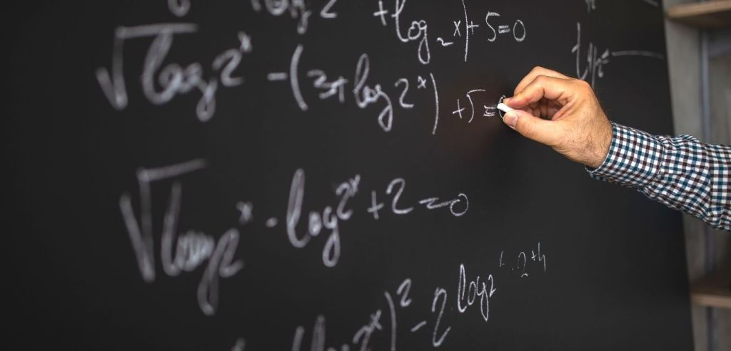 Professor ensina MATEMÁTICA no TikTok
