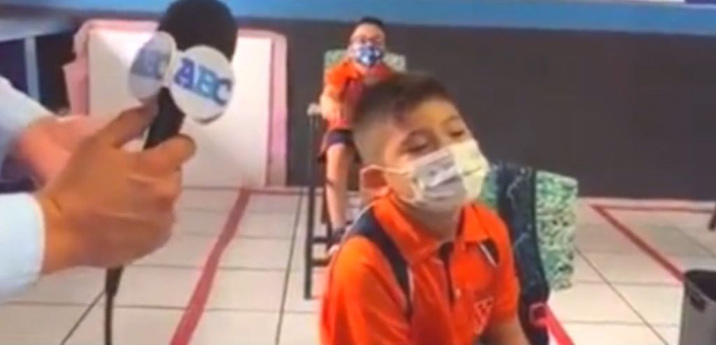 A resposta de um aluno criança de volta à aula