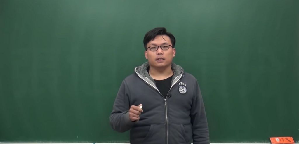 O PROFESSOR que ensina em ADULT PAGES