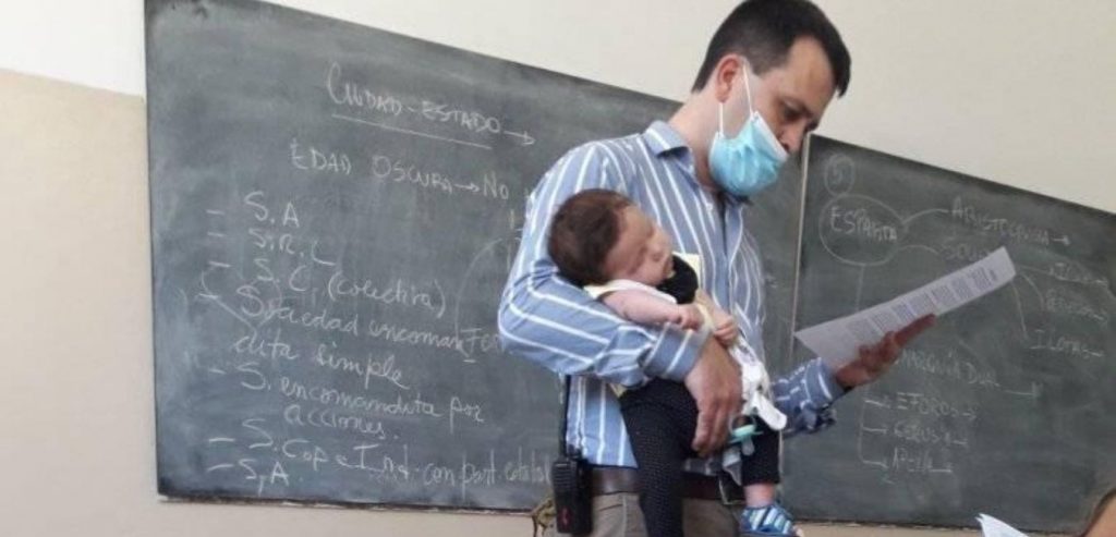 PROFESSOR CUIDADO DO BEBÊ DE UM ALUNO