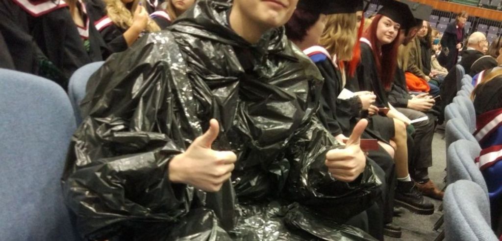 Estudante graduado DRESS com SACO DE LIXO